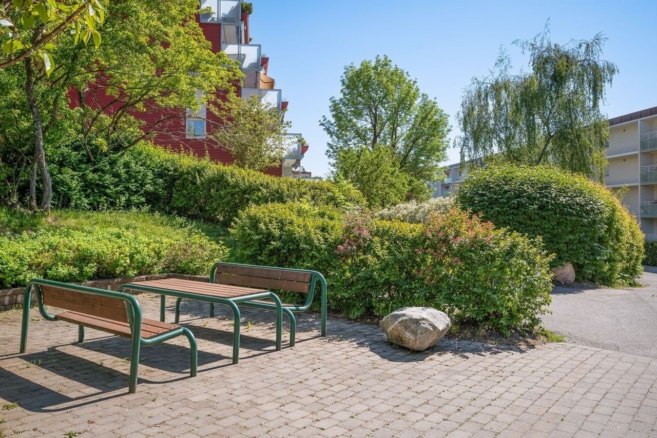 Pene fellesareal med opparbeidede grøntområder med sittegrupper, lekeplass m.m. Galleribilde