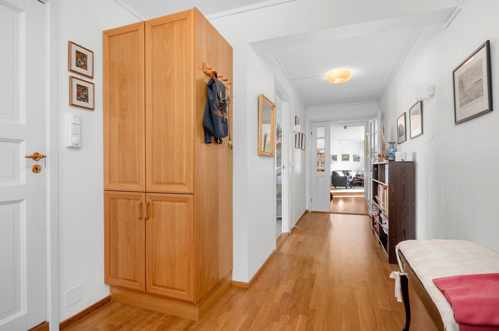 Gangen er ca 12m2, og har god garderobeplass. Galleribilde