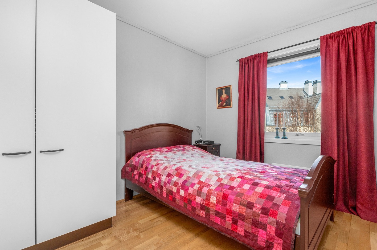 Soverom II er ca 8,5m2, og har garderobeskap. Galleribilde