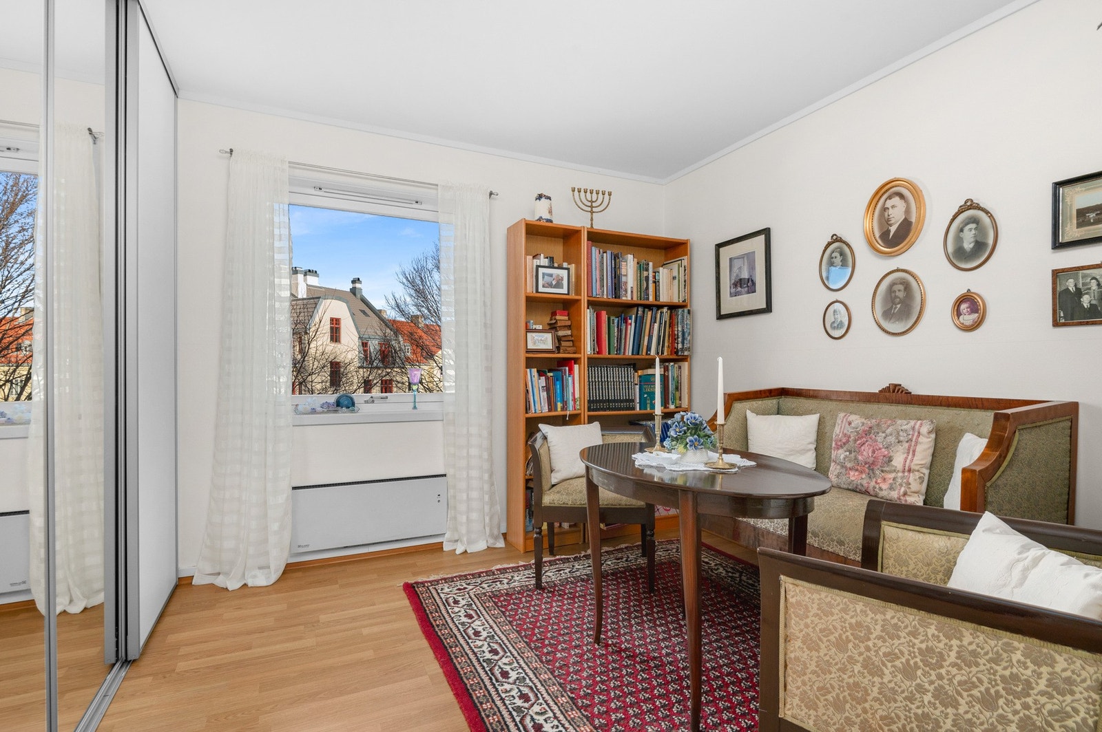 Soverom på 12m2 med stor skyvedørsgarderobe med speilfronter. Galleribilde
