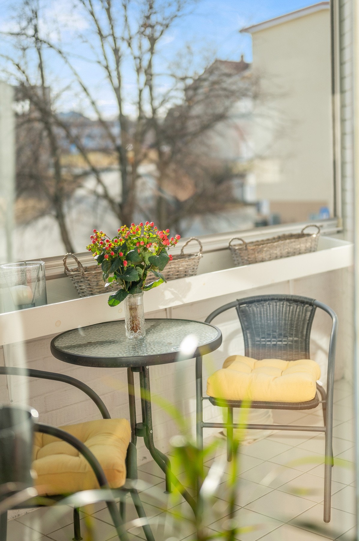 Hyggelig balkong med innglassing, slik at den kan brukes også på dager der sola ikke stråler. Galleribilde