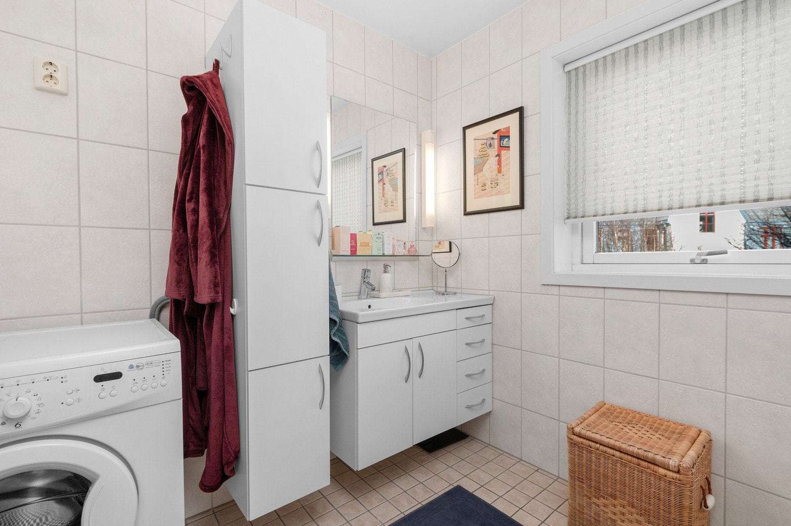 Uttak til vaskemaskin på badet. I tillegg strømuttak for tørketrommel. Galleribilde