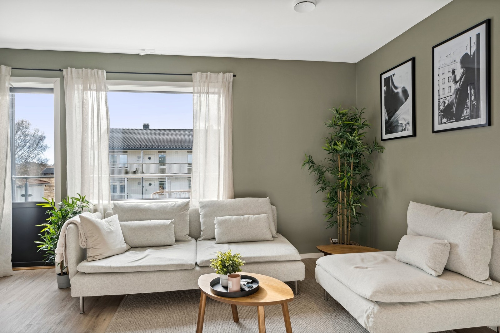 Plass til blant annet sofa, TV, spisebord m.m. Galleribilde
