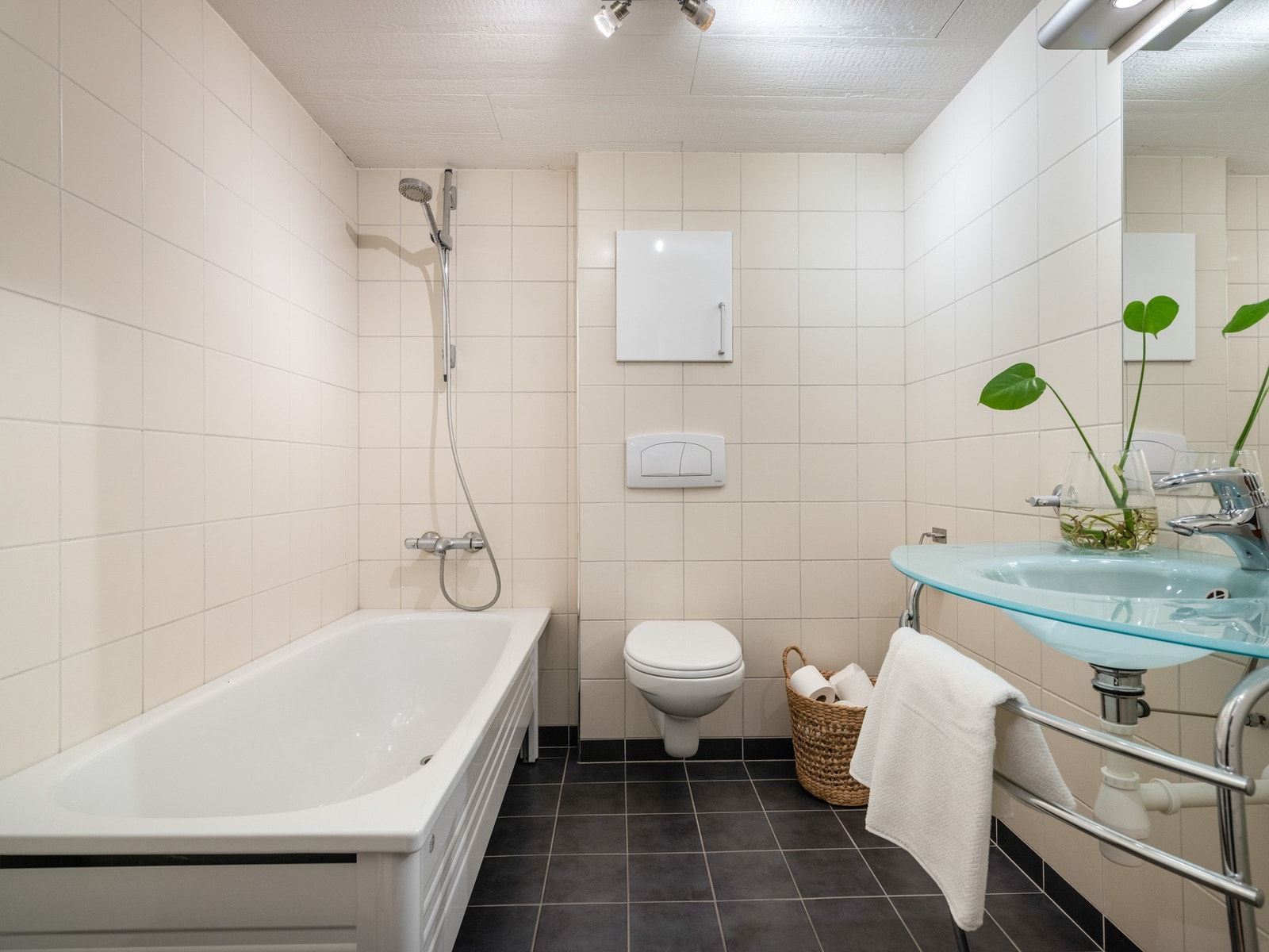 Badet i kjelleren har badekar, vegghengt toalett og servant. Galleribilde