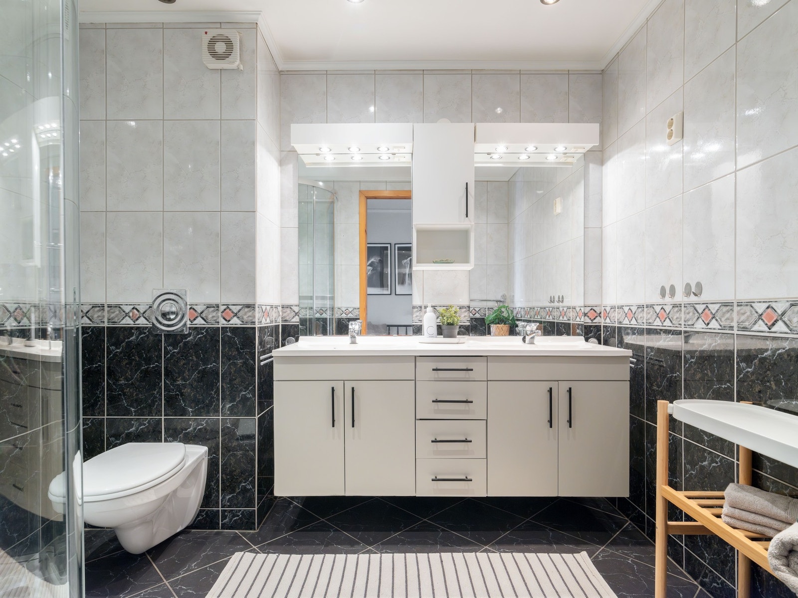 Badet i 2. etasje med vegghengt toalett, servant og dusjkabinett. Dusjkabinettet ble skiftet i 2018. Galleribilde