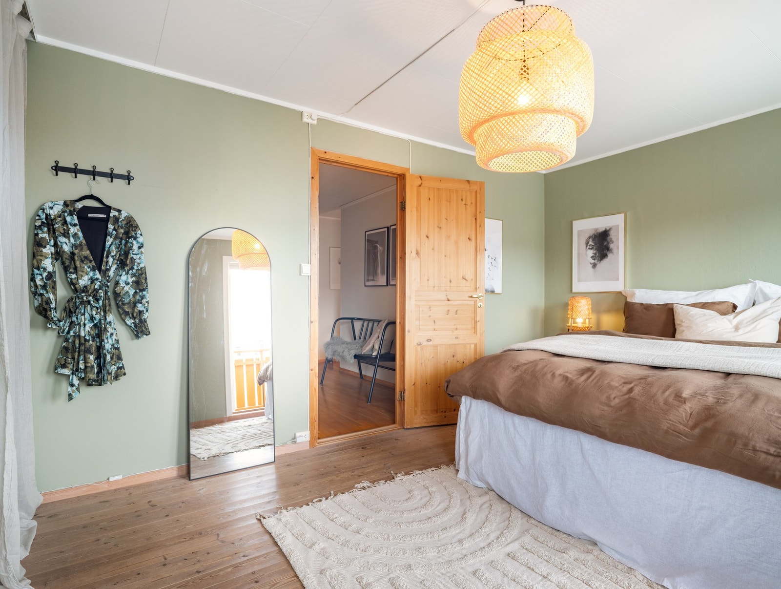 God plass til dobbelseng og garderobeskap på soverommet. Galleribilde