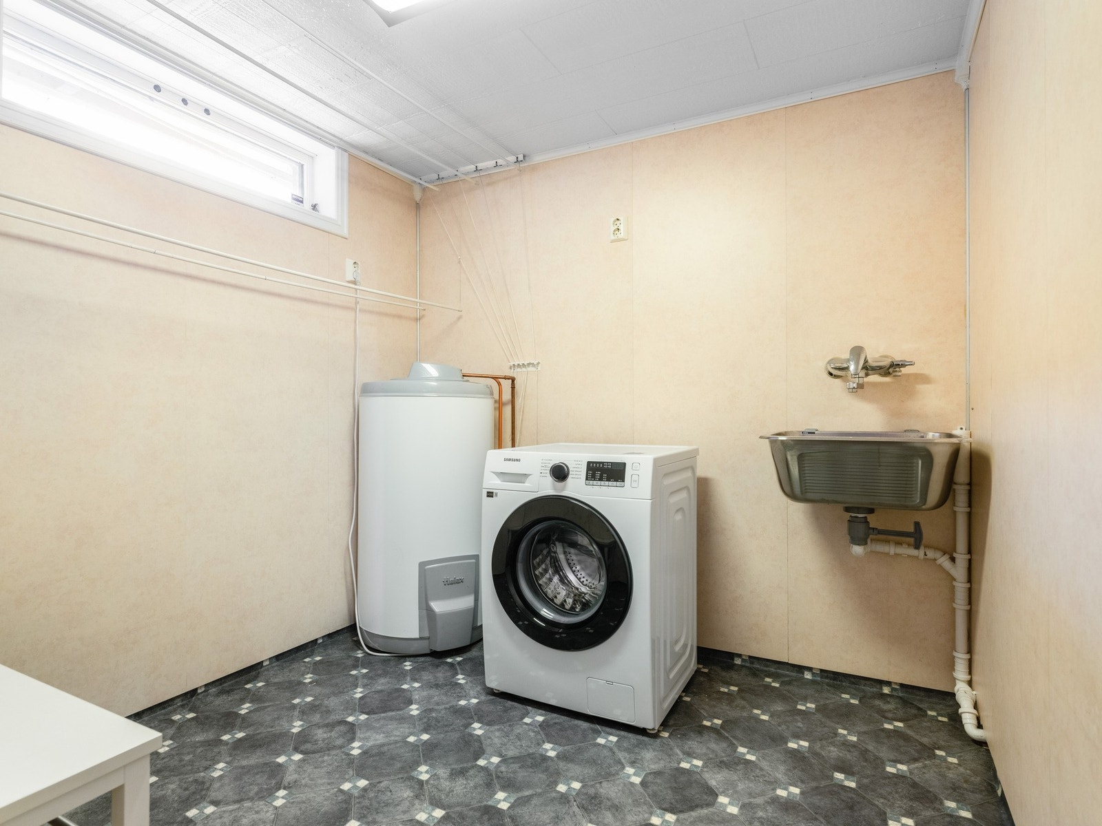 Praktisk vaskerom med kran og avløp til vaskemaskin og tørketrommel, samt utslagsvask. Galleribilde