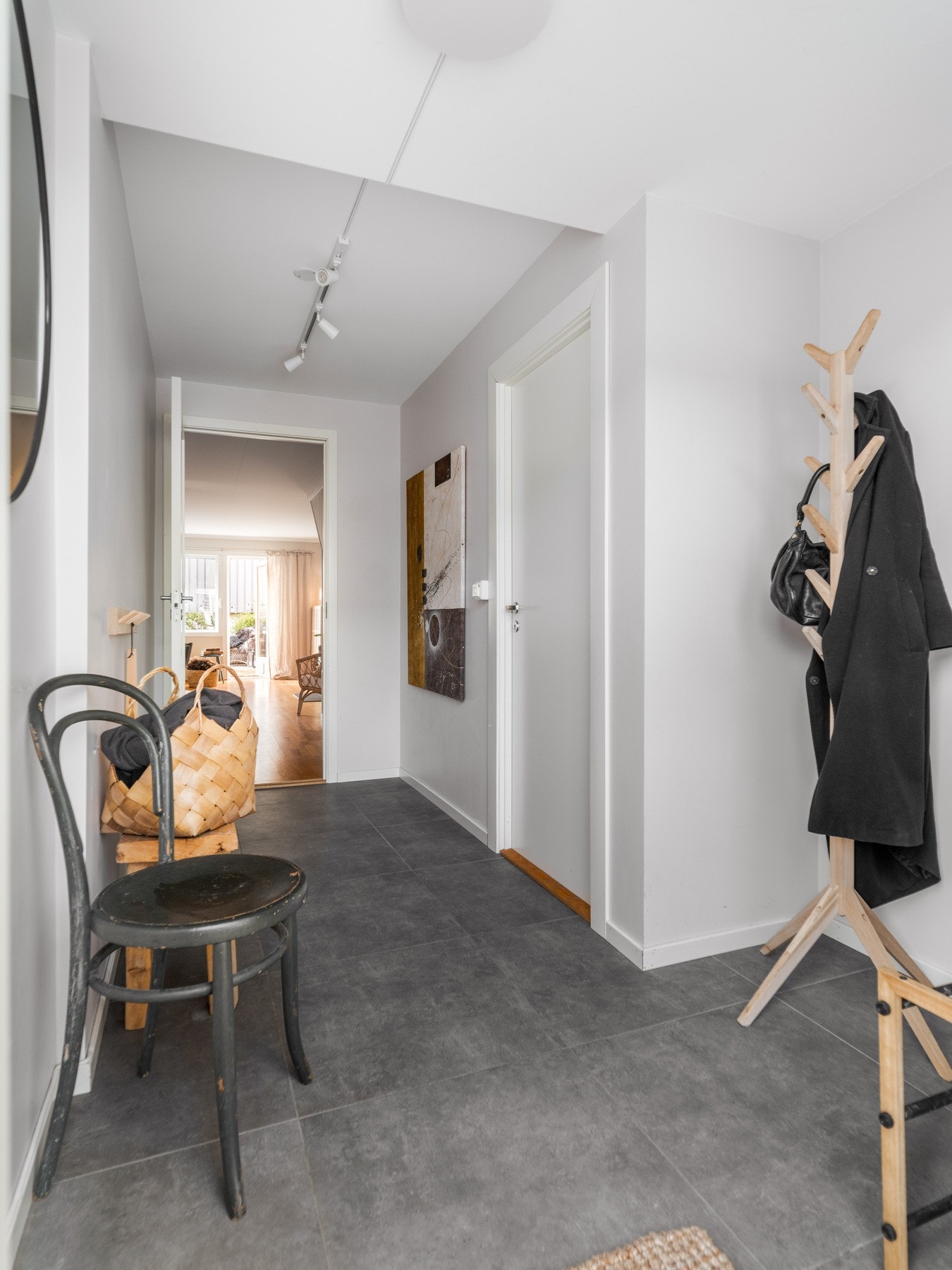 Entré med godt med plass til å henge fra seg klær og sko. Galleribilde