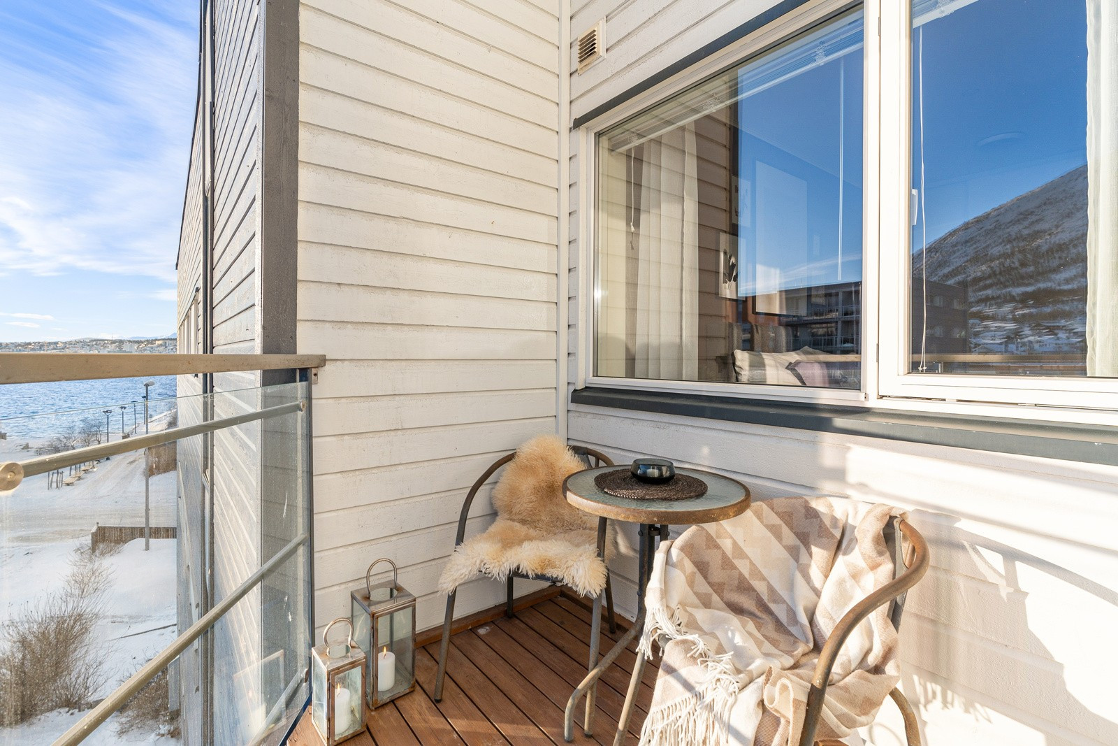 Ut fra stuen har du sørvendt veranda med herlige sol- og utsiktsforhold.