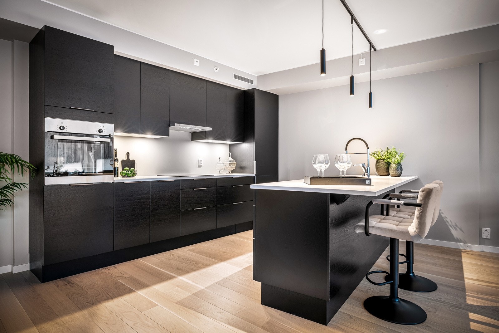 - Kjøkkenet, som av selger er oppgradert, har en tidsriktig HTH-innredning som kler rommet godt og står pent til alt det lyse - Galleribilde