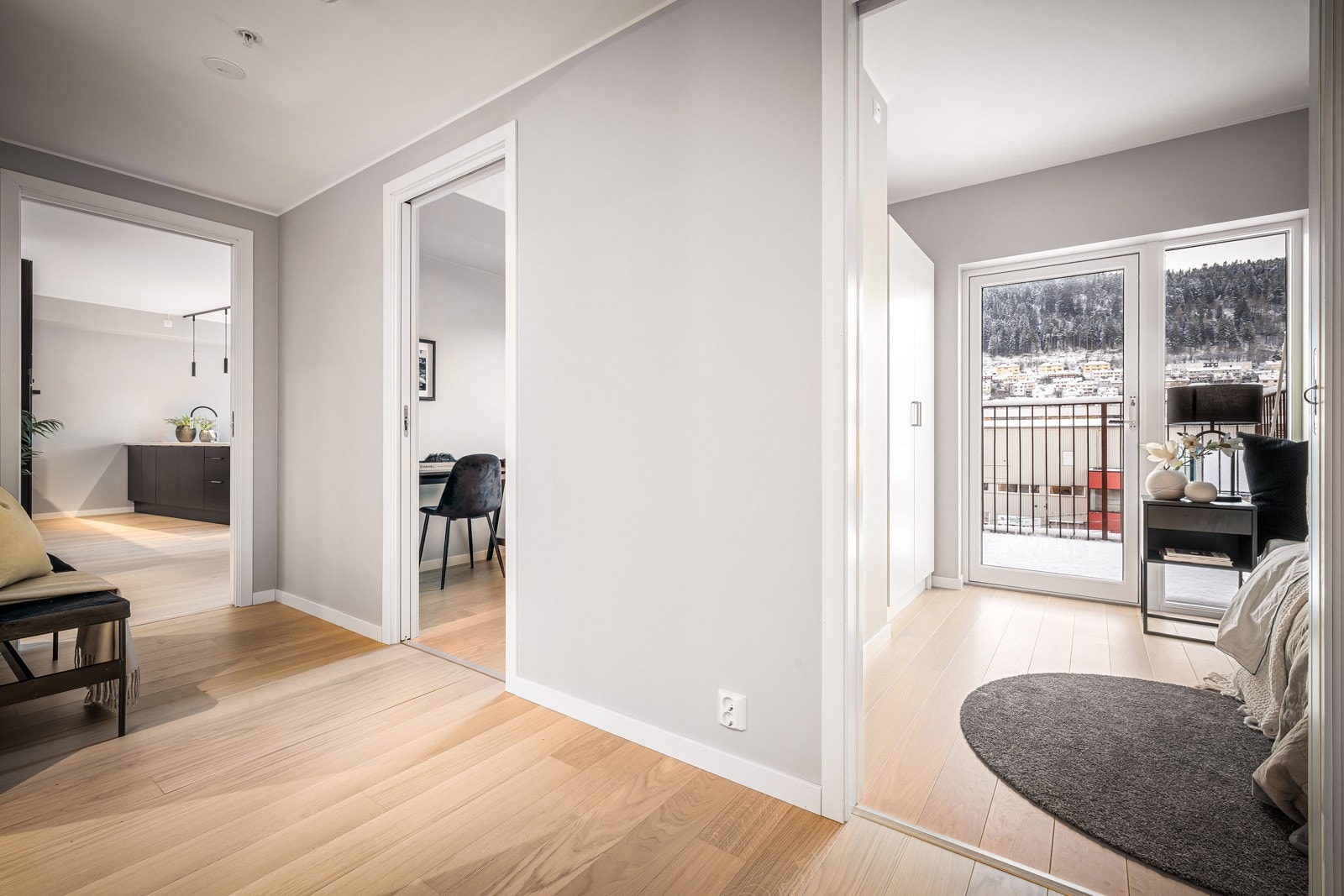 - På motsatt side av "mastersuiten" finner man en egen soveromsfløy, bestående av 2 soverom, TV-stue/kontor og bad - Galleribilde