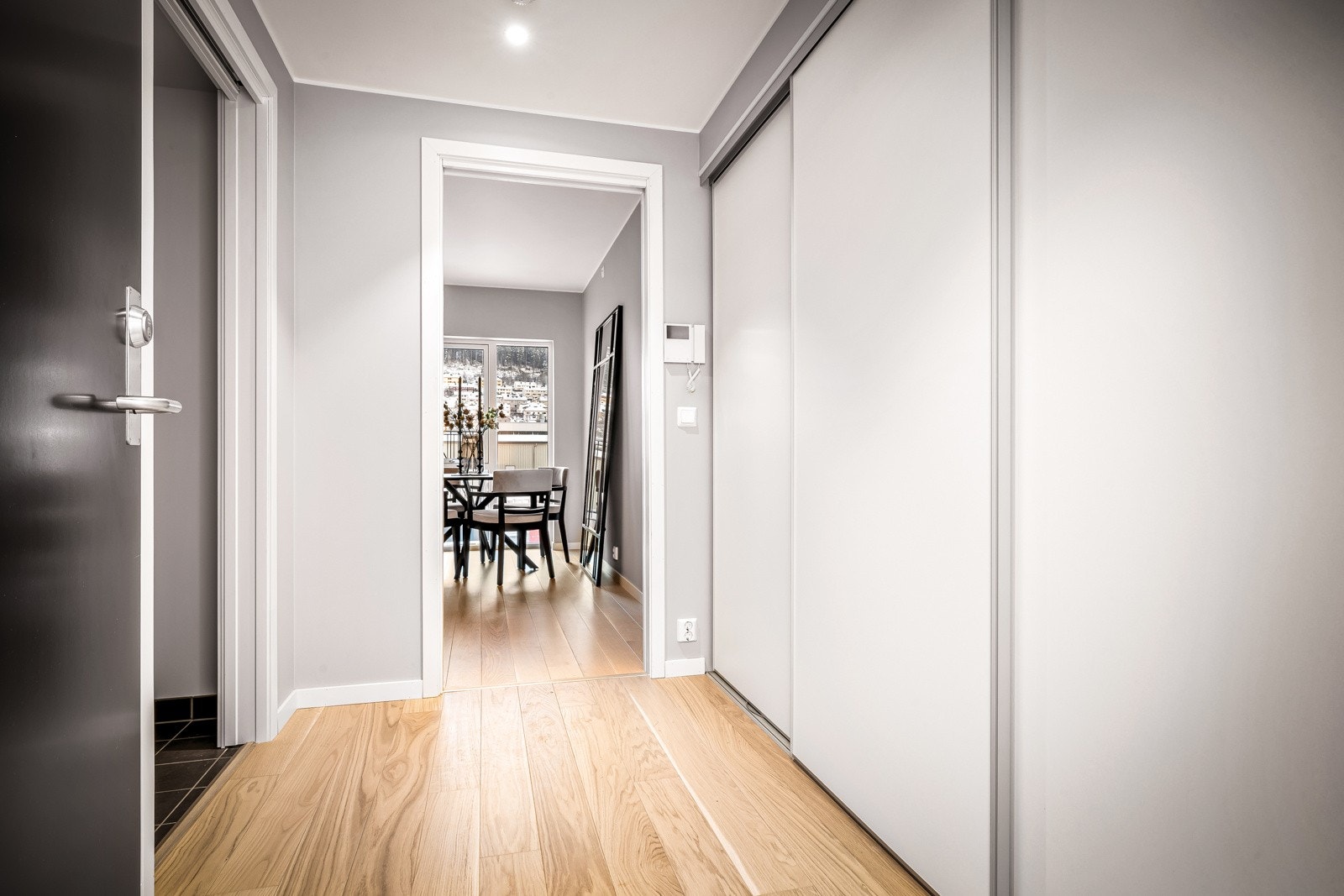 - Innbydende entré. Denne reflekterer stilen i resten av boligen - Galleribilde