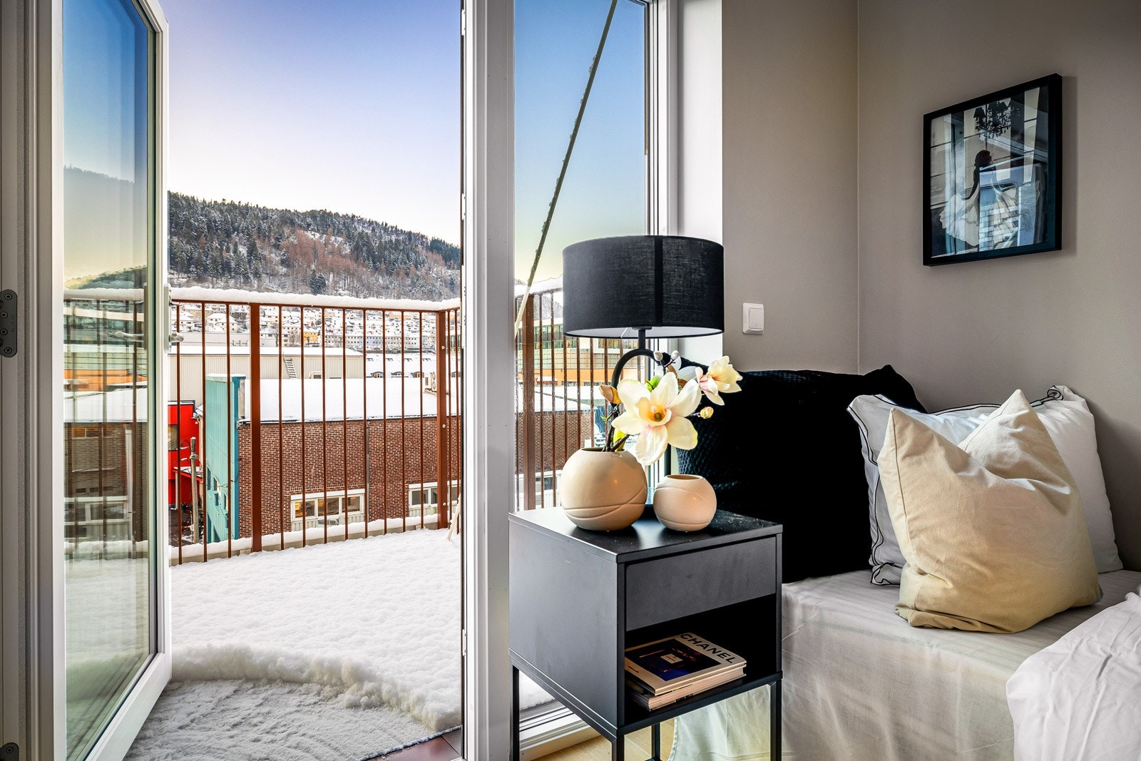 - Få den lille ekstra luksusen ved å ha balkong utenfor soverommet. Her kan man åpne opp for solen på fine dager og gjøre det koselig med noen flotte blomster og balkongmøbler - Galleribilde