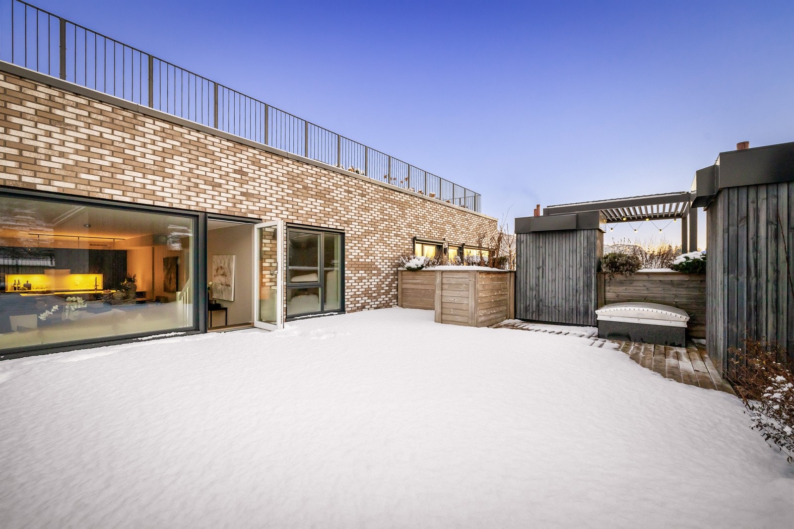 - Den store terrassen gir mange muligheter. Kanskje drømmer du om å lage din egen urtehage like utenfor stuen? - Galleribilde