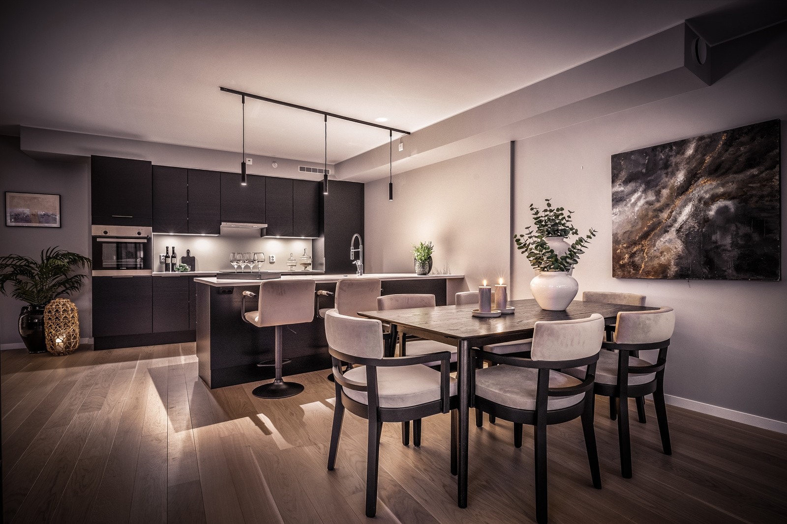 - Overgangen til kjøkkenet skaper en naturlig plass for spisebord - Galleribilde