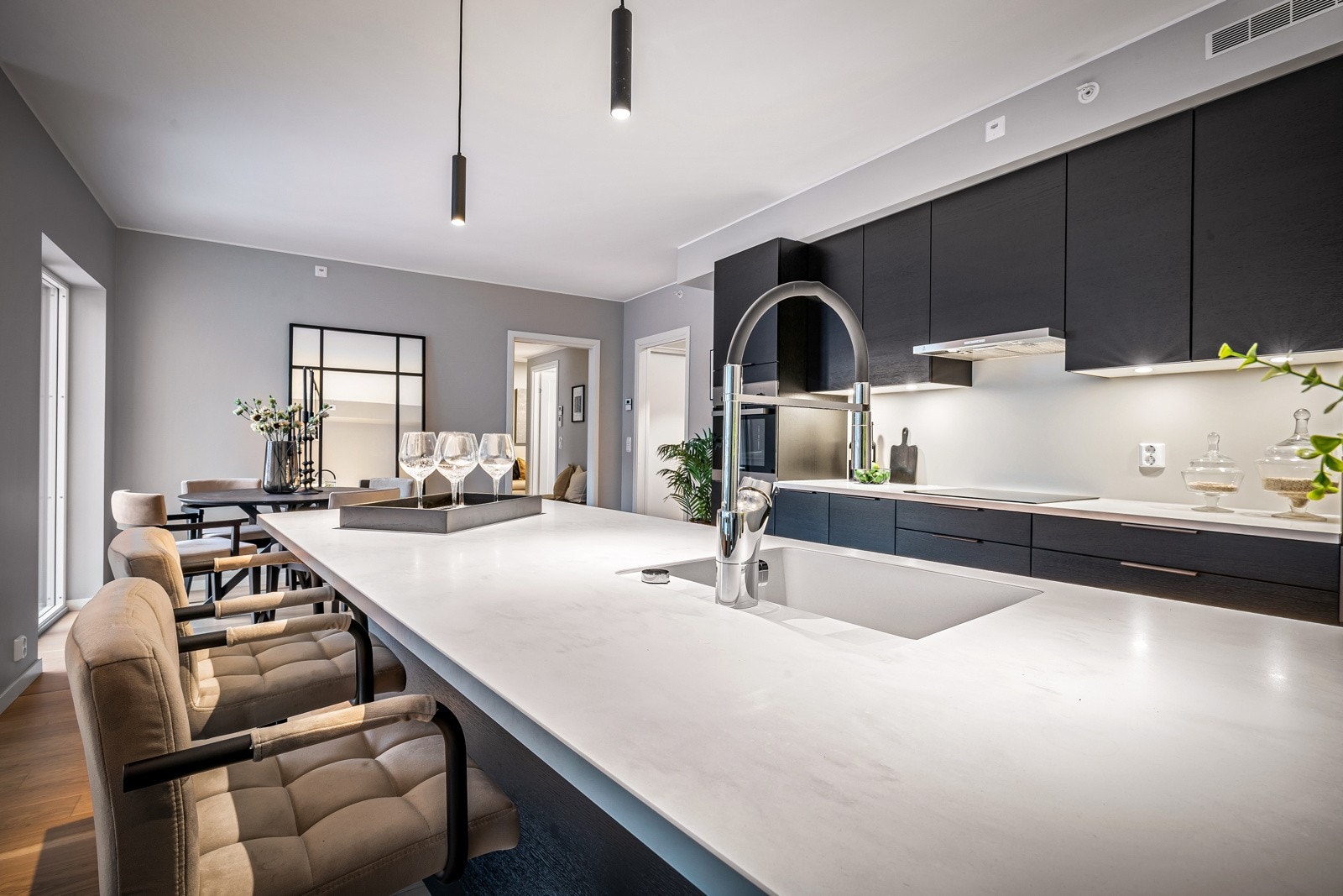 - Slette, sorte fronter med eikestruktur er kombinert med lys benkeplate i silestone (stein) - Galleribilde