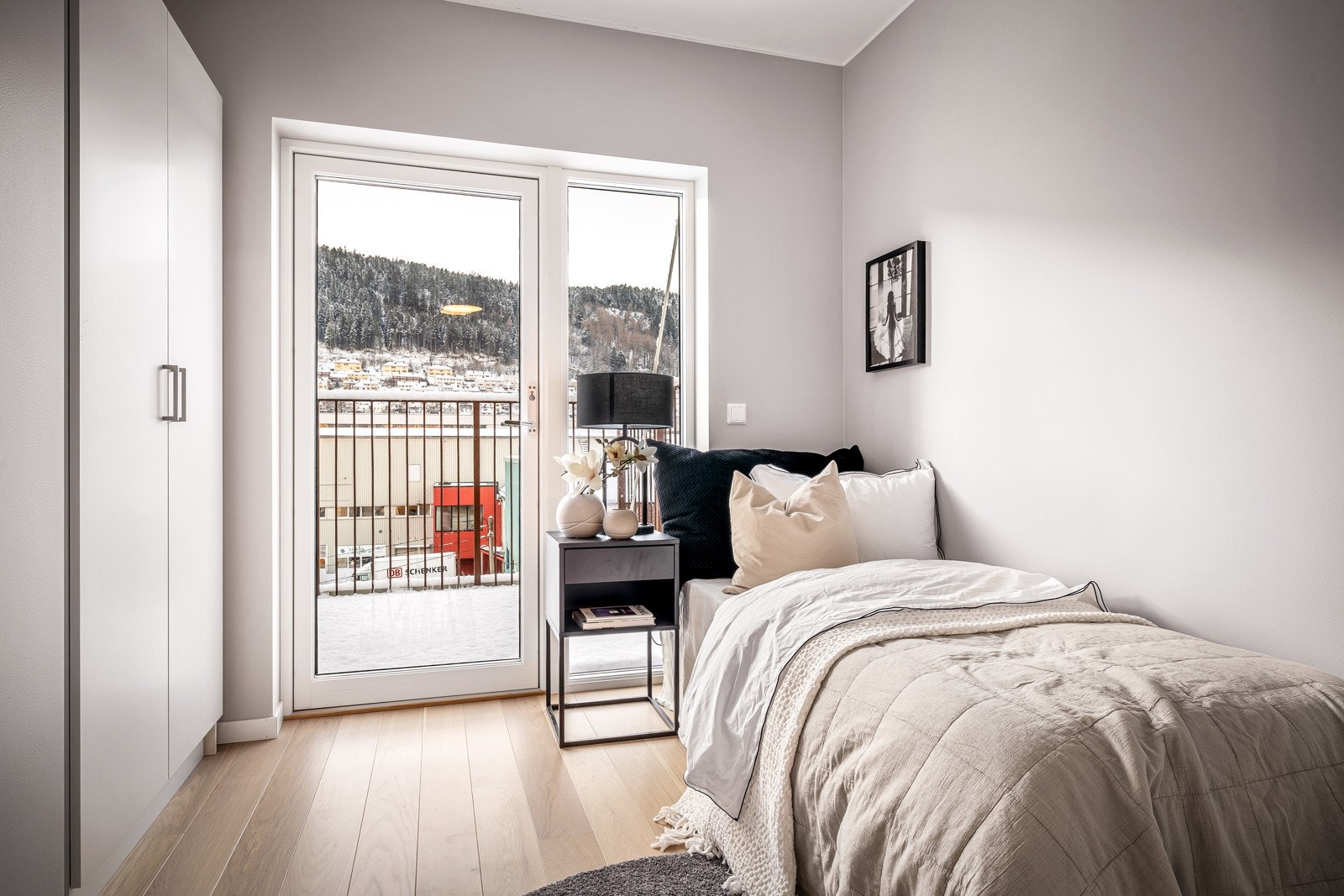 - Det minste soverommet har utgang til en vestvendt balkong på 5,5 kvm - Galleribilde