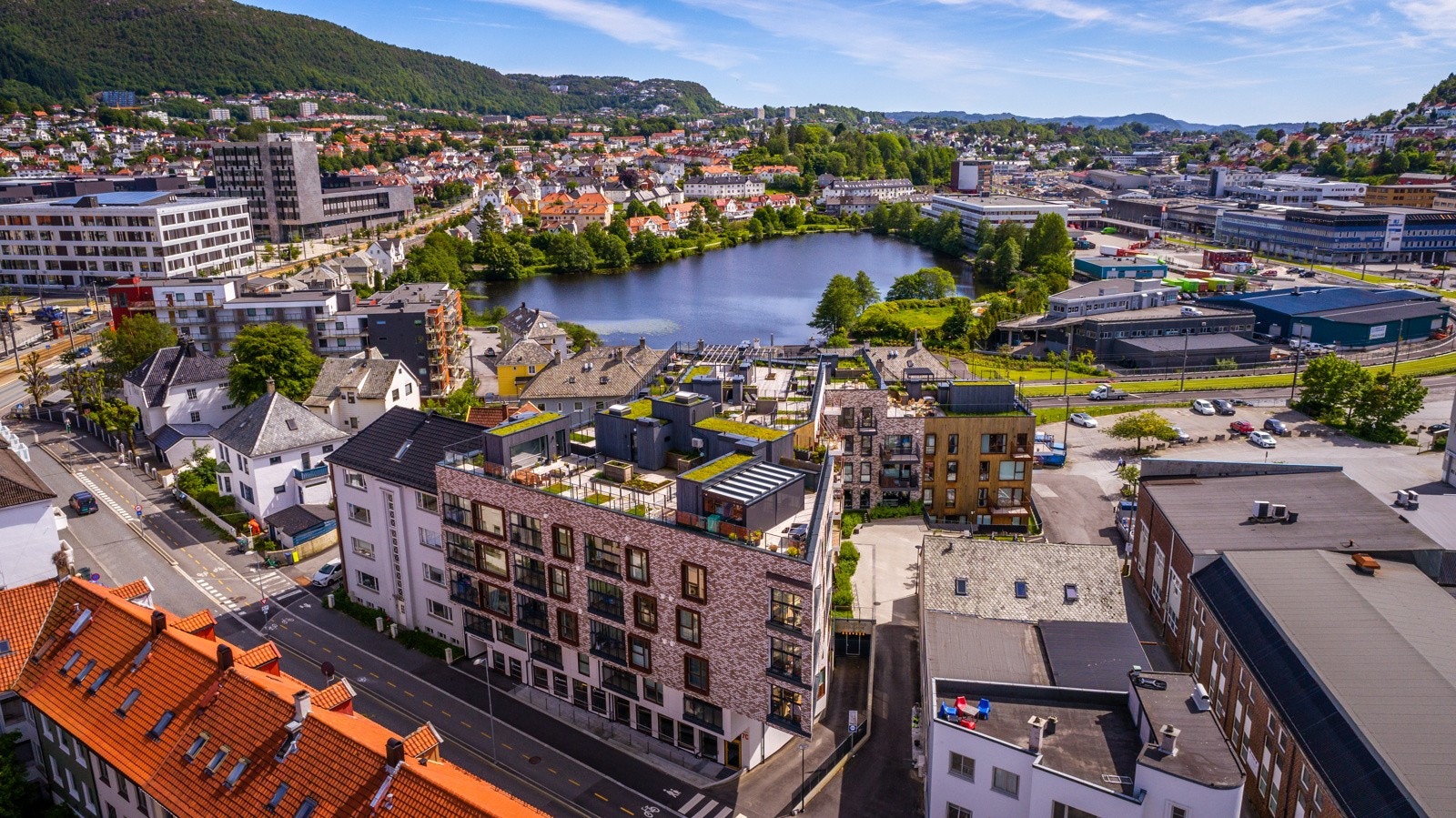 - Fra leiligheten har man gangavstand til alt man trenger i hverdagen, samt flotte tur- og friområder - Galleribilde