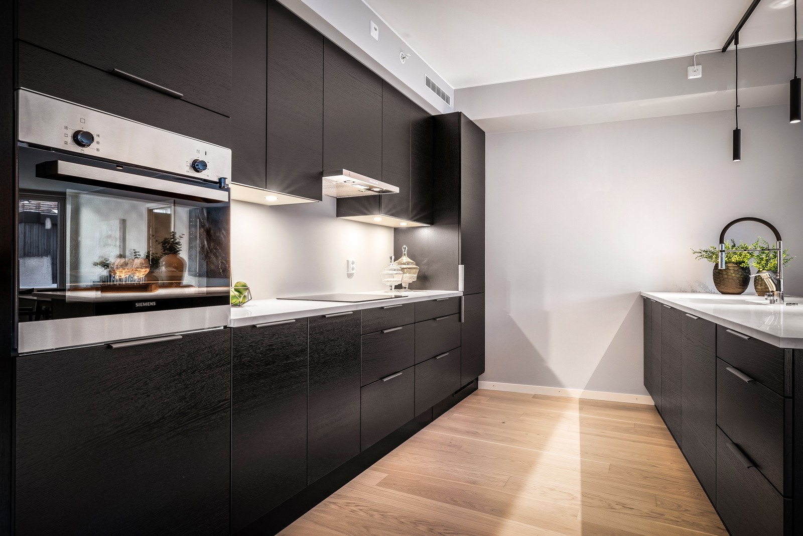 - Det er integrert induksjonstopp, stekeovn, oppvaskmaskin og kombiskap - Galleribilde