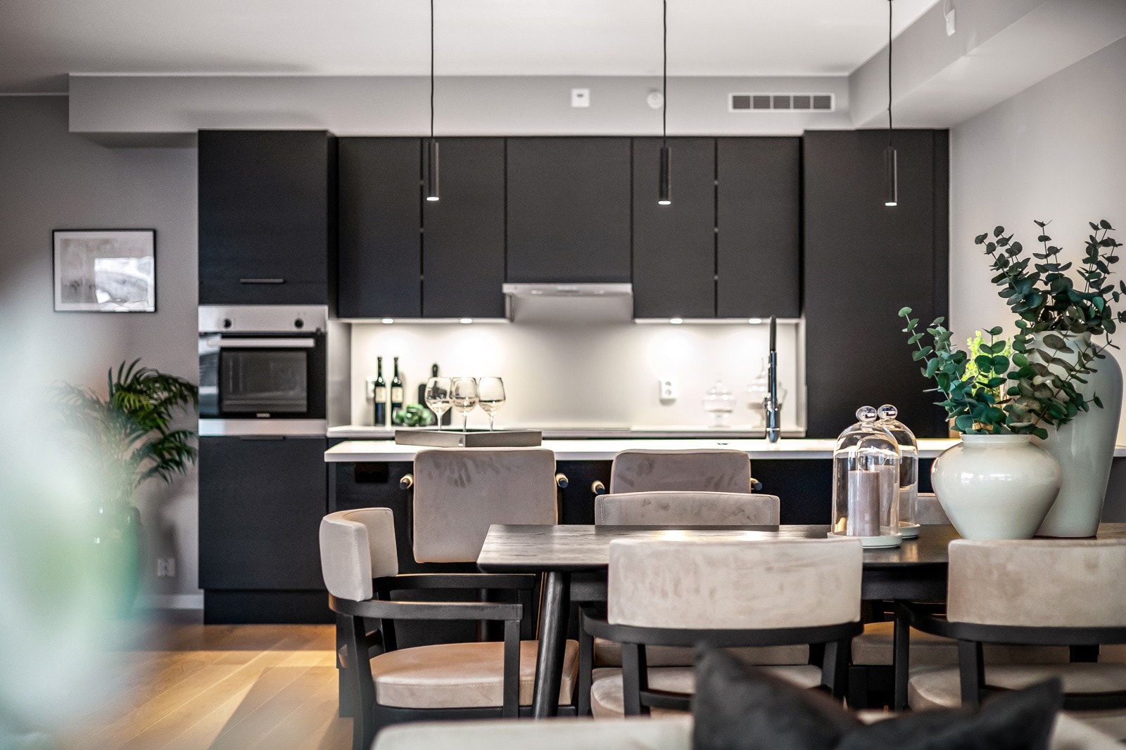 - Den åpne løsningen sørger for et velfungerende og sosialt allrom - Galleribilde