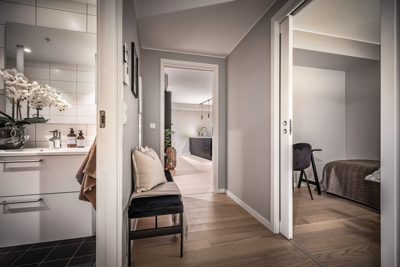 - Oppholdsrommene i leiligheten har slette vegger malt i "hvit lin" og enstavs, hvitpigmentert parkettgulv - Galleribilde