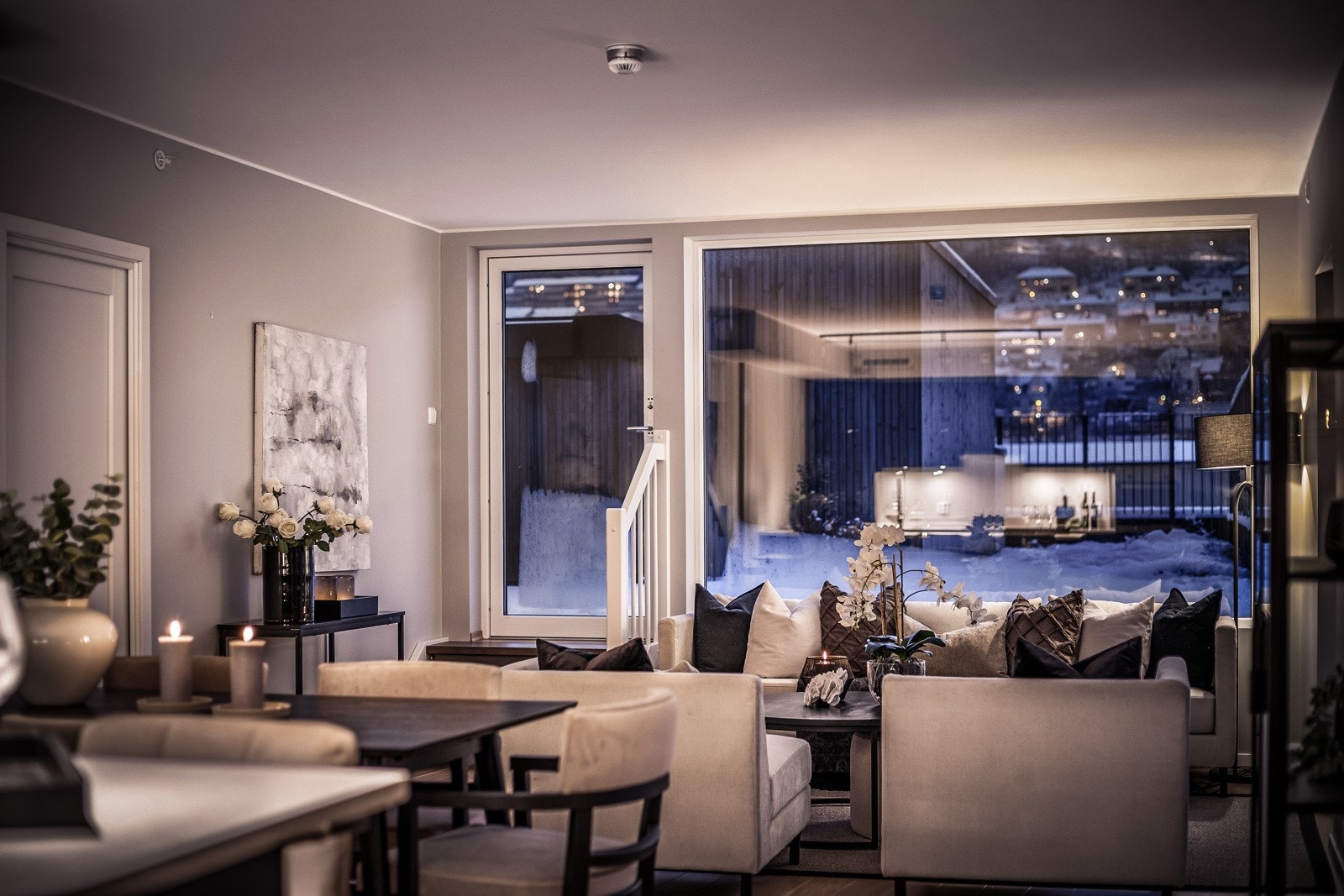 - Lekkert sosialt allrom på 47,4 m2, kombinert med takhøyde på 255 cm - Galleribilde