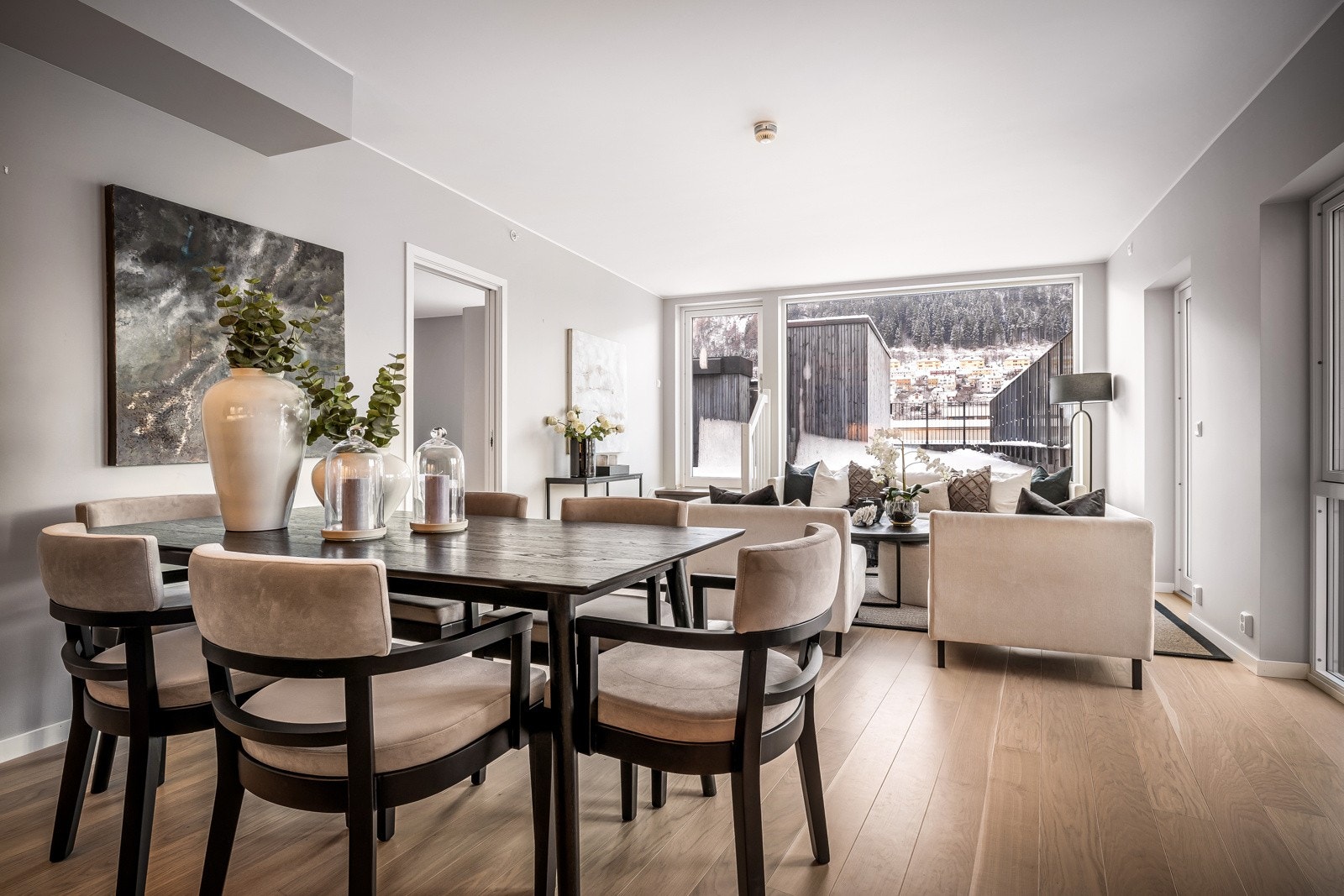 - Planløsningen er gjennomtenkt og man har plass til flere spisesoner- Galleribilde