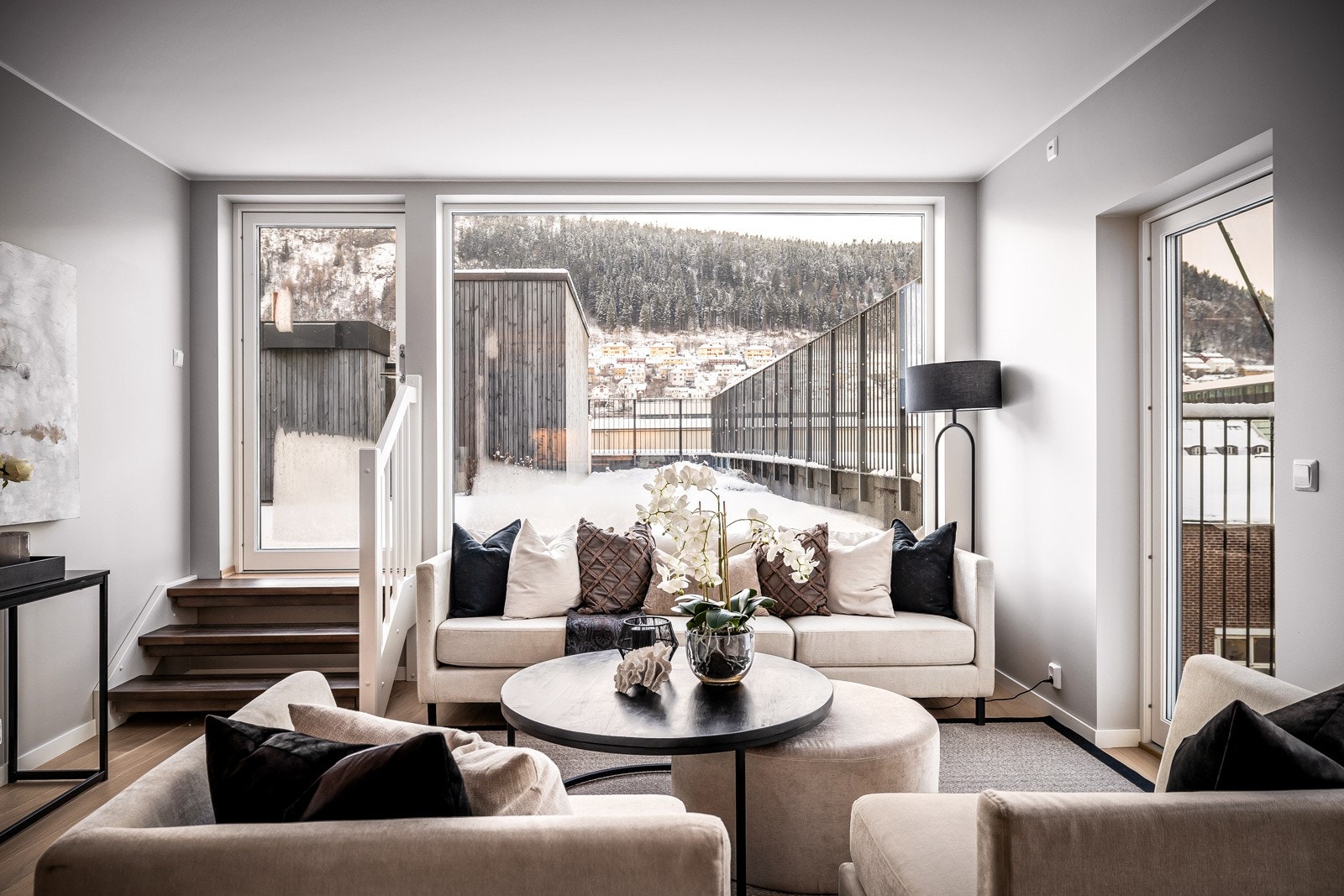 - De stilrene og lyse overflatene gjør det enkelt å sette sitt eget preg på denne lekre boligen - Galleribilde