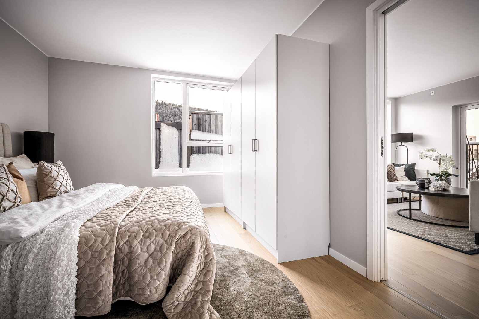 - "En suite" løsning med privat bad og walk in garderobe for komfort og bekvemmelighet - Galleribilde