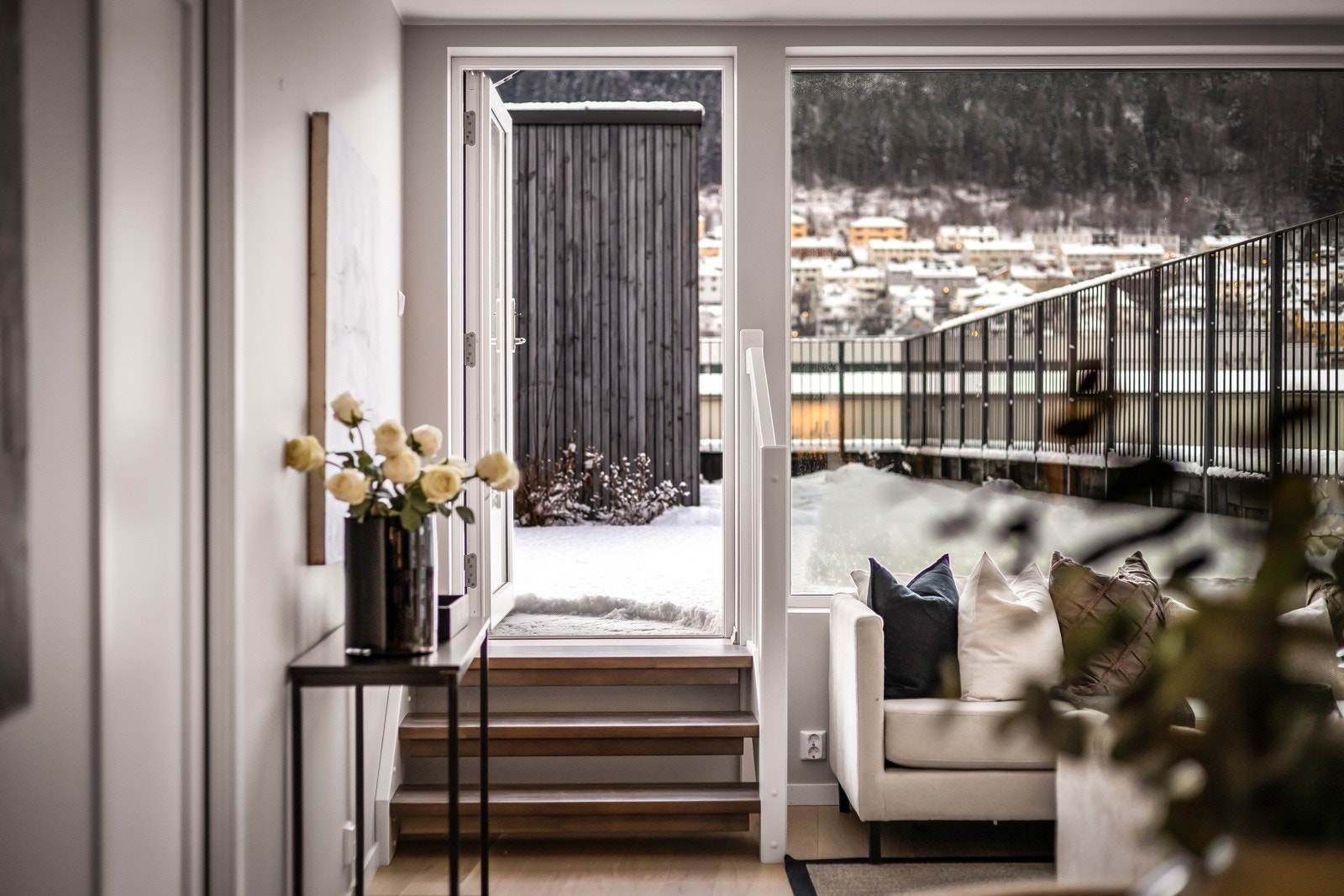 - Fra stue har du utgang til en generøs og privat takterrasse med nydelig utsikt mot Løvstakken og nabolaget - Galleribilde