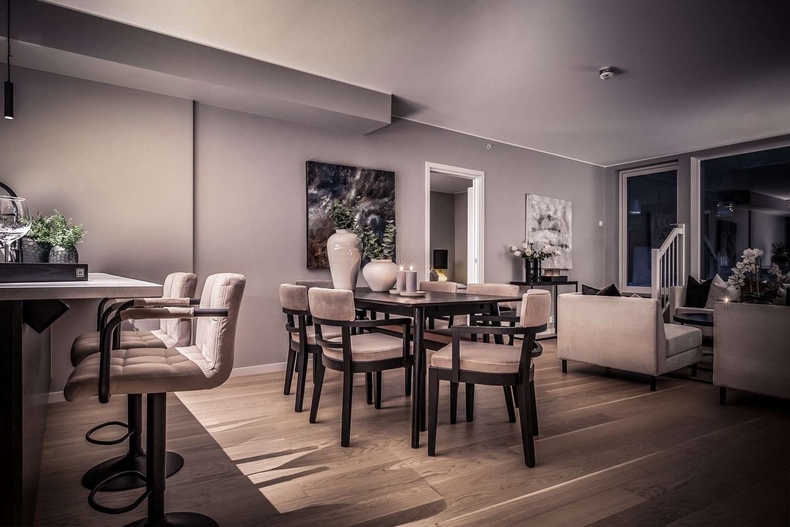 - Leiligheten fremstår med smakfulle farge- og materialvalg, god standard og fin planløsning - Galleribilde