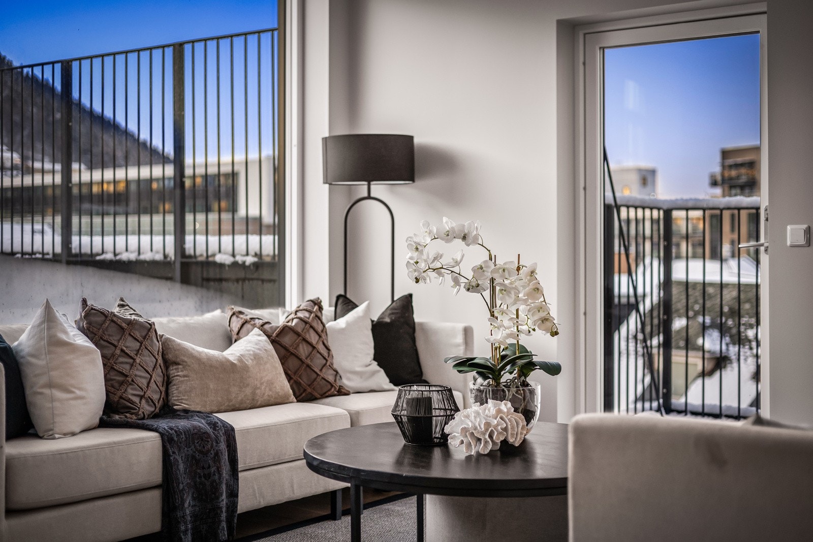 - Stuens romslige utforming gir fleksible innredningsmuligheter - Galleribilde