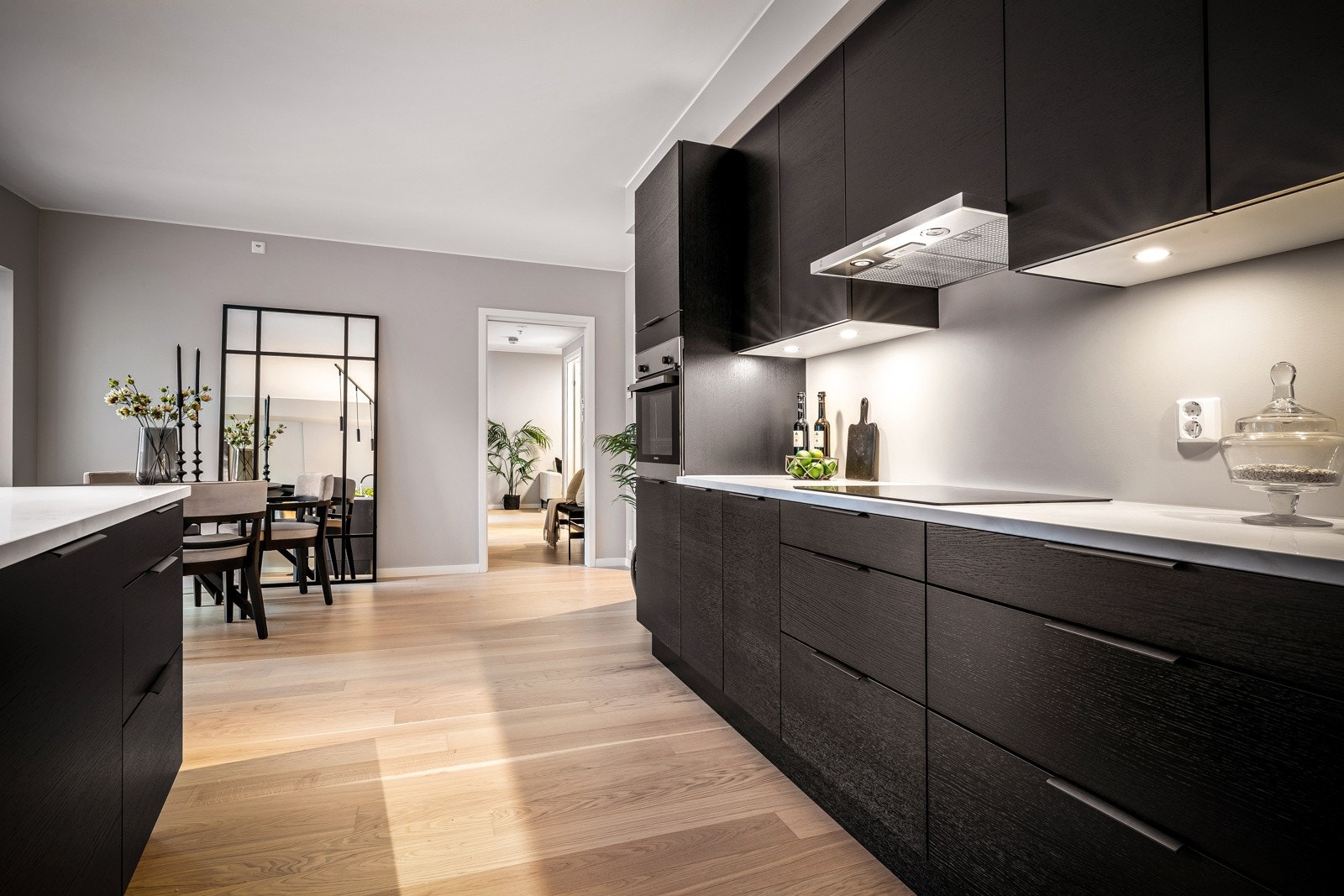 - Kjøkkenet har mye skapplass og en barløsning med sitteplasser ut mot stuen - Galleribilde