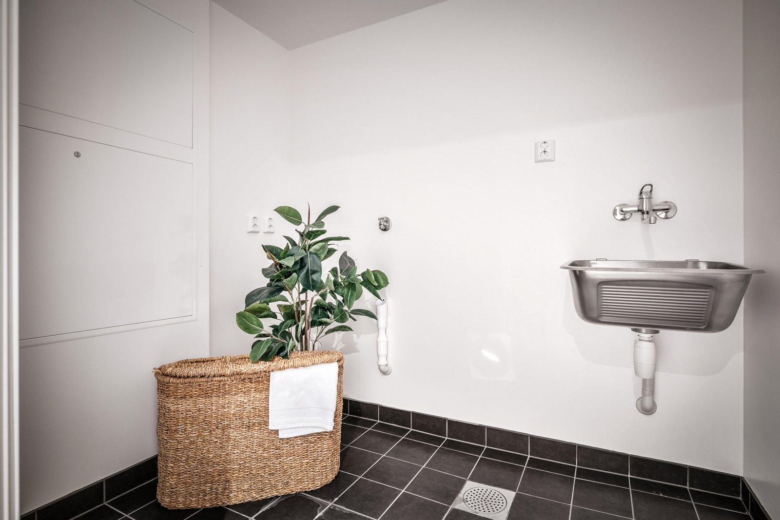 - Eget vaskerom med utslagsvask, som har god plass til vaskemaskin, tørketrommel, skap og hyller - Galleribilde