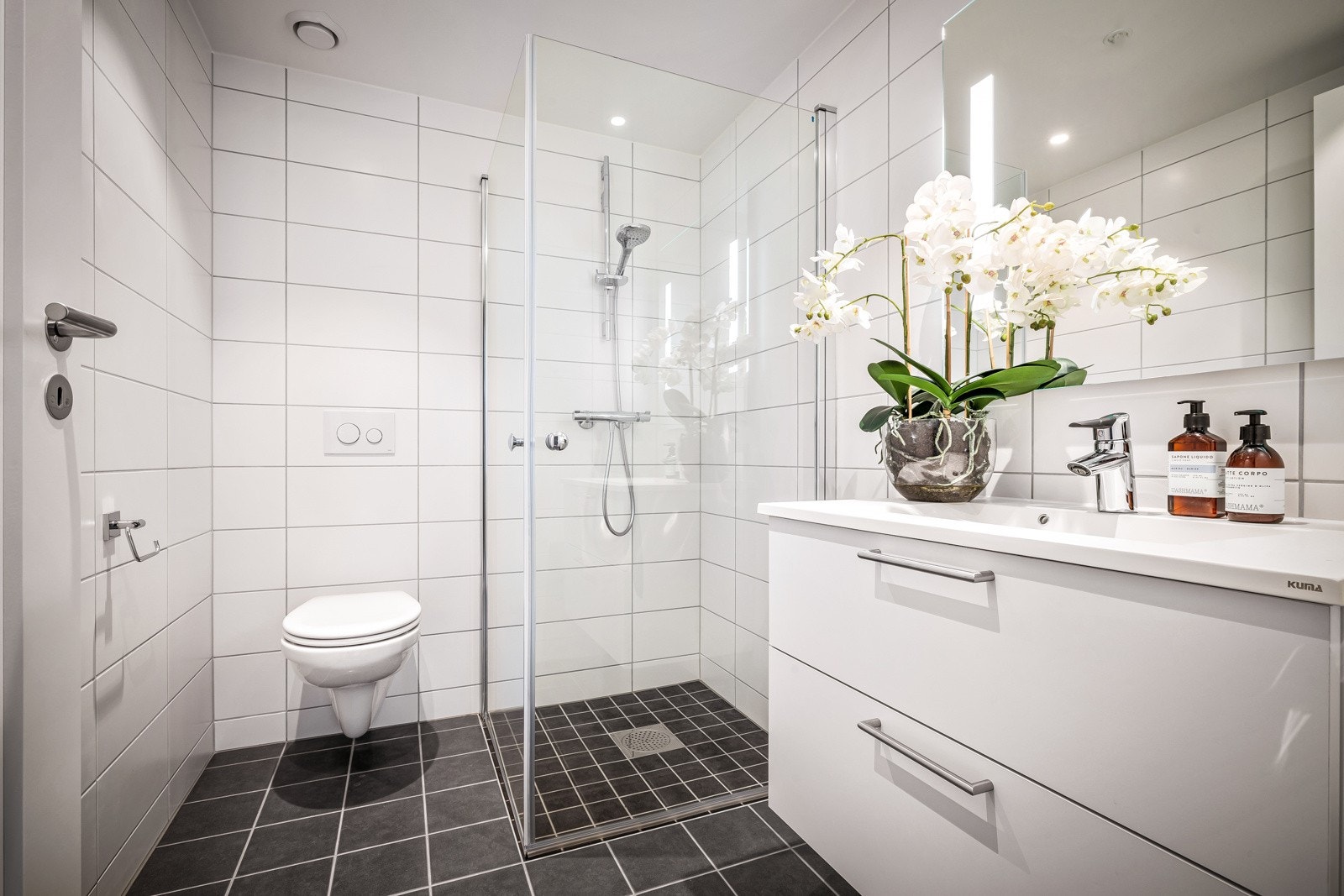 - Begge bad har vegghengt toalett, dusjhjørne og hvit skuffeseksjon - Galleribilde