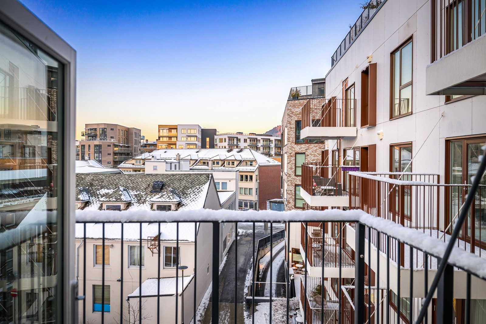 - Fra stuen har du foruten om den private takterrasse, også utgang til en nordvestvendt balkong på 2,5 kvm - Galleribilde