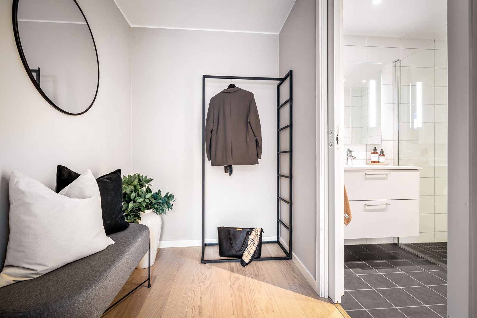 - Hovedsoverommets uinnredede walk-in closet på ca. 4 kvm gir gjennomgang til badet - Galleribilde