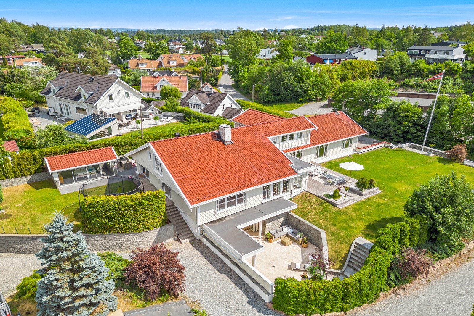 Eiendommen har en solrik, opparbeidet tomt med utesoner på alle sider av huset Galleribilde