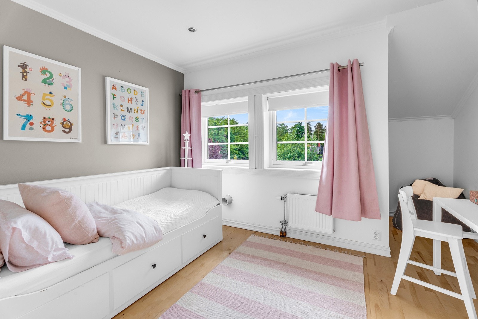 Soverom nummer tre har også god plass til seng og oppbevaring Galleribilde