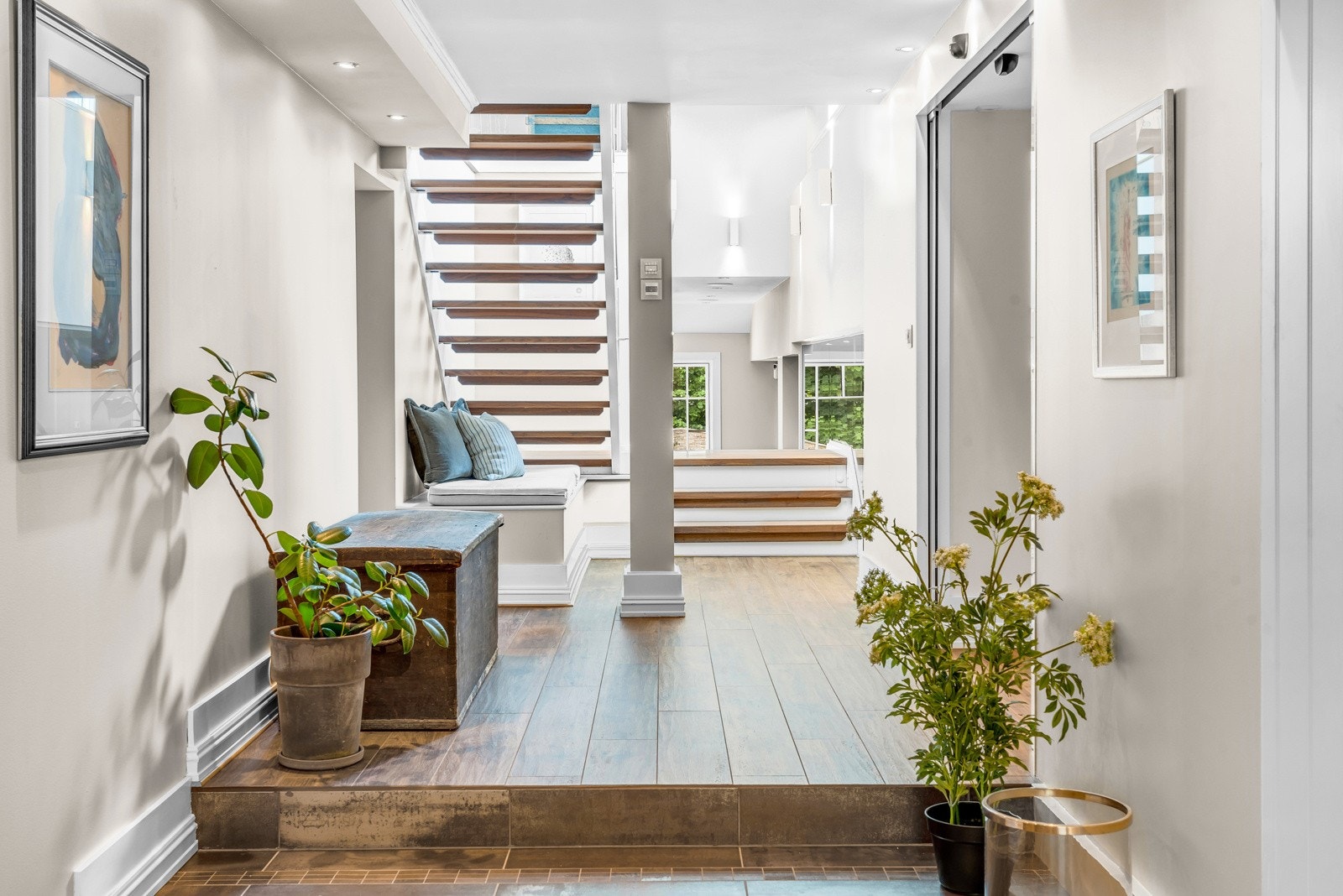 Fra det representative inngangspartiet leder trappen videre opp til 1. etasje Galleribilde