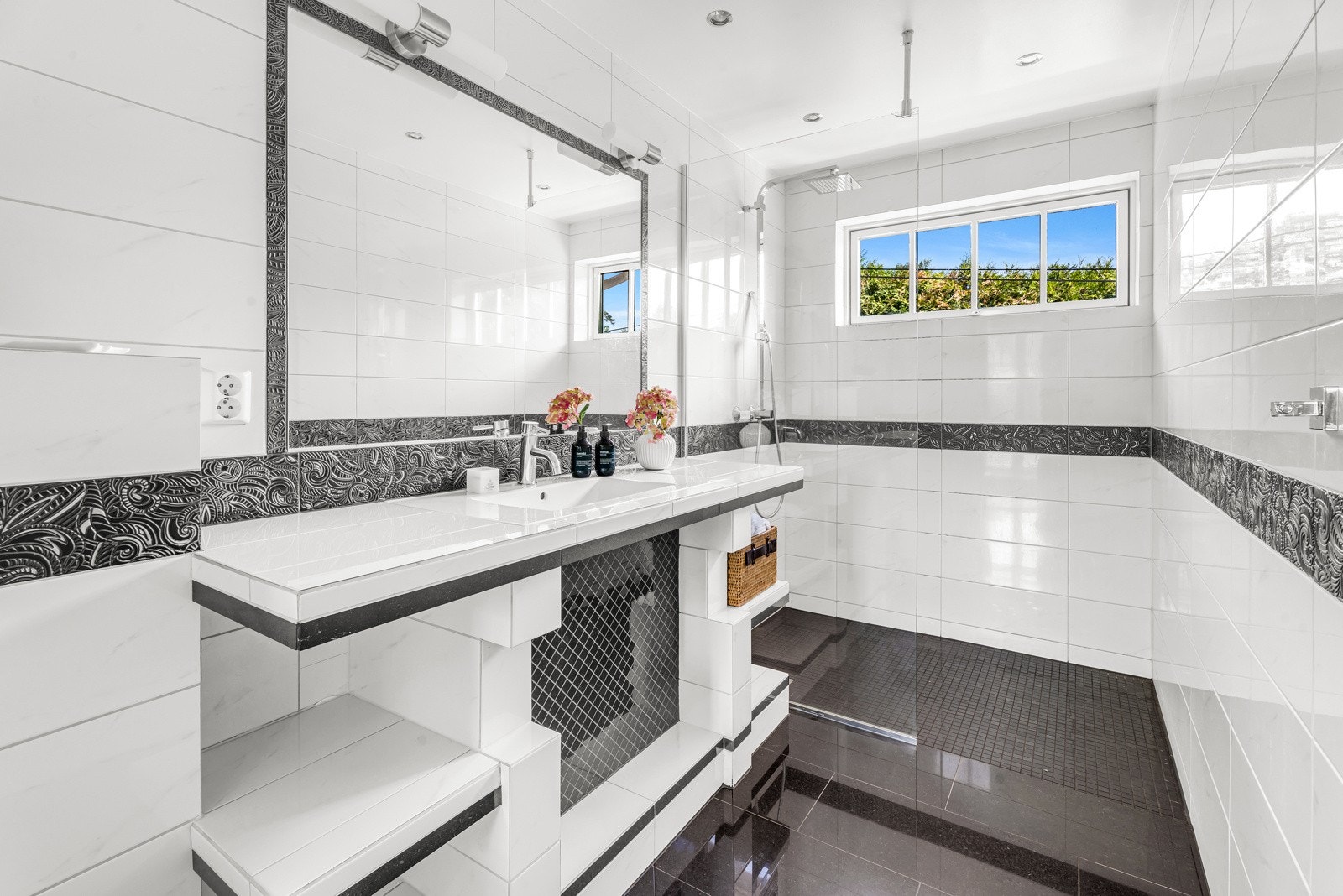 Pent, flislagt baderom i tilknytning til soverommene (gjesteavdelingen) Galleribilde