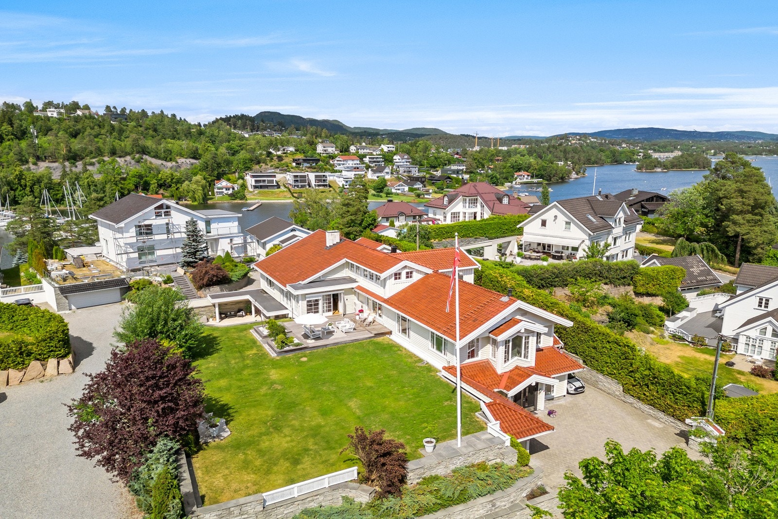 Eiendommen har en solrik, opparbeidet tomt med utesoner på alle sider av huset Galleribilde