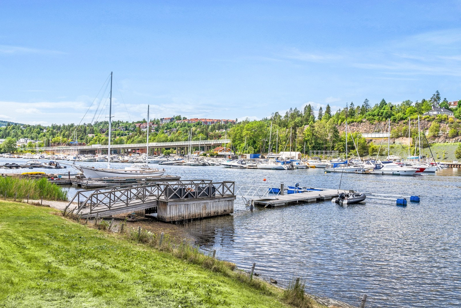 Enkel adkomst til strand, brygge og båtplasser kun et steinkast unna eiendommen Galleribilde