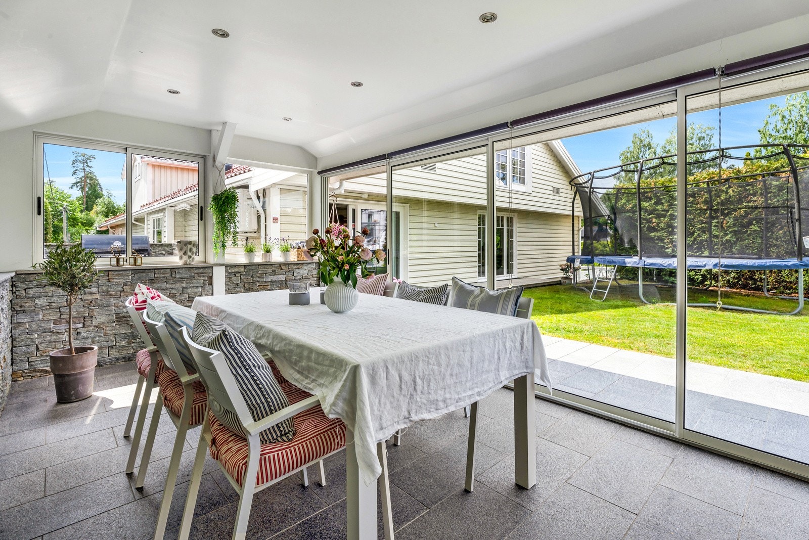 Hagestue som ligger på den nordlige delen av tomten. Det er innlagt strøm, downlights i himling og gulv tekket med fliser Galleribilde