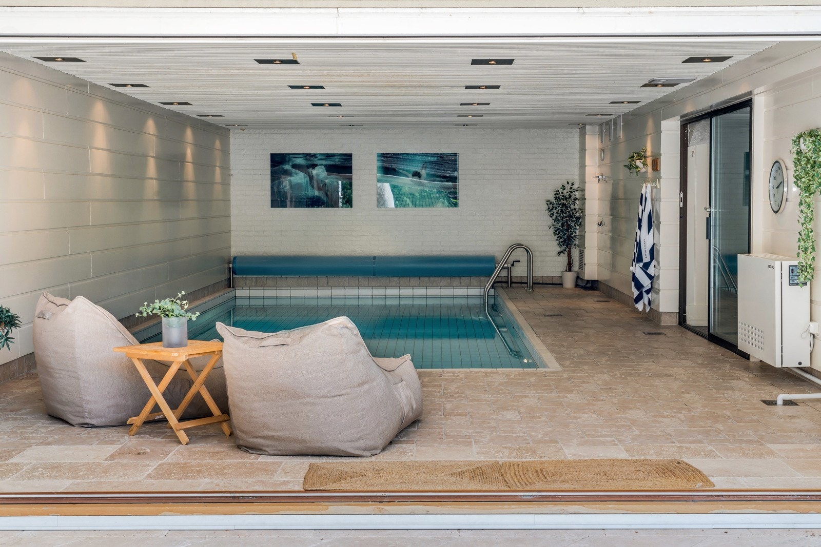 Boligens luksuriøse preg understrekes av et innendørs basseng Galleribilde