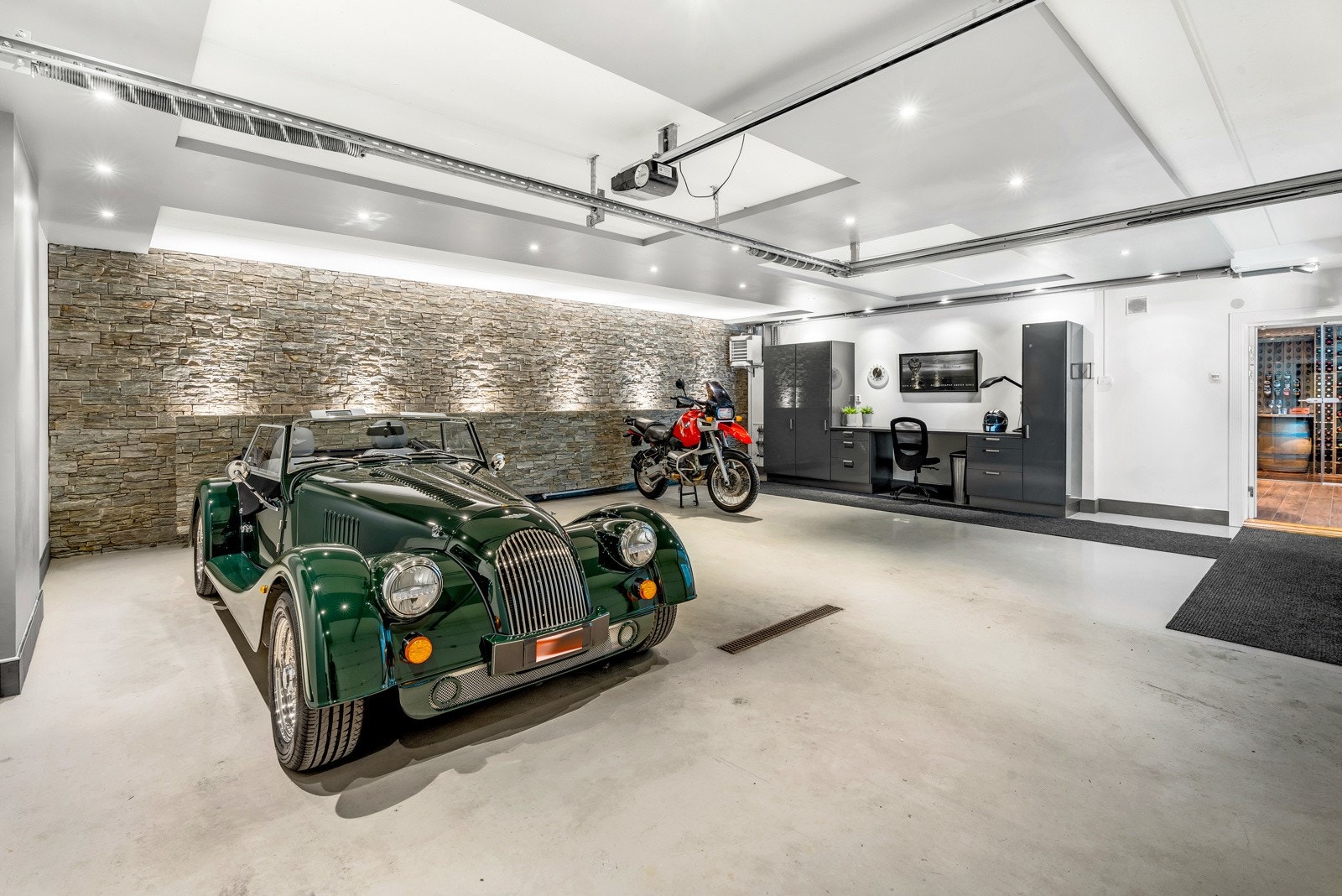 Svært romslig dobbel garasje på 60 kvm. Galleribilde