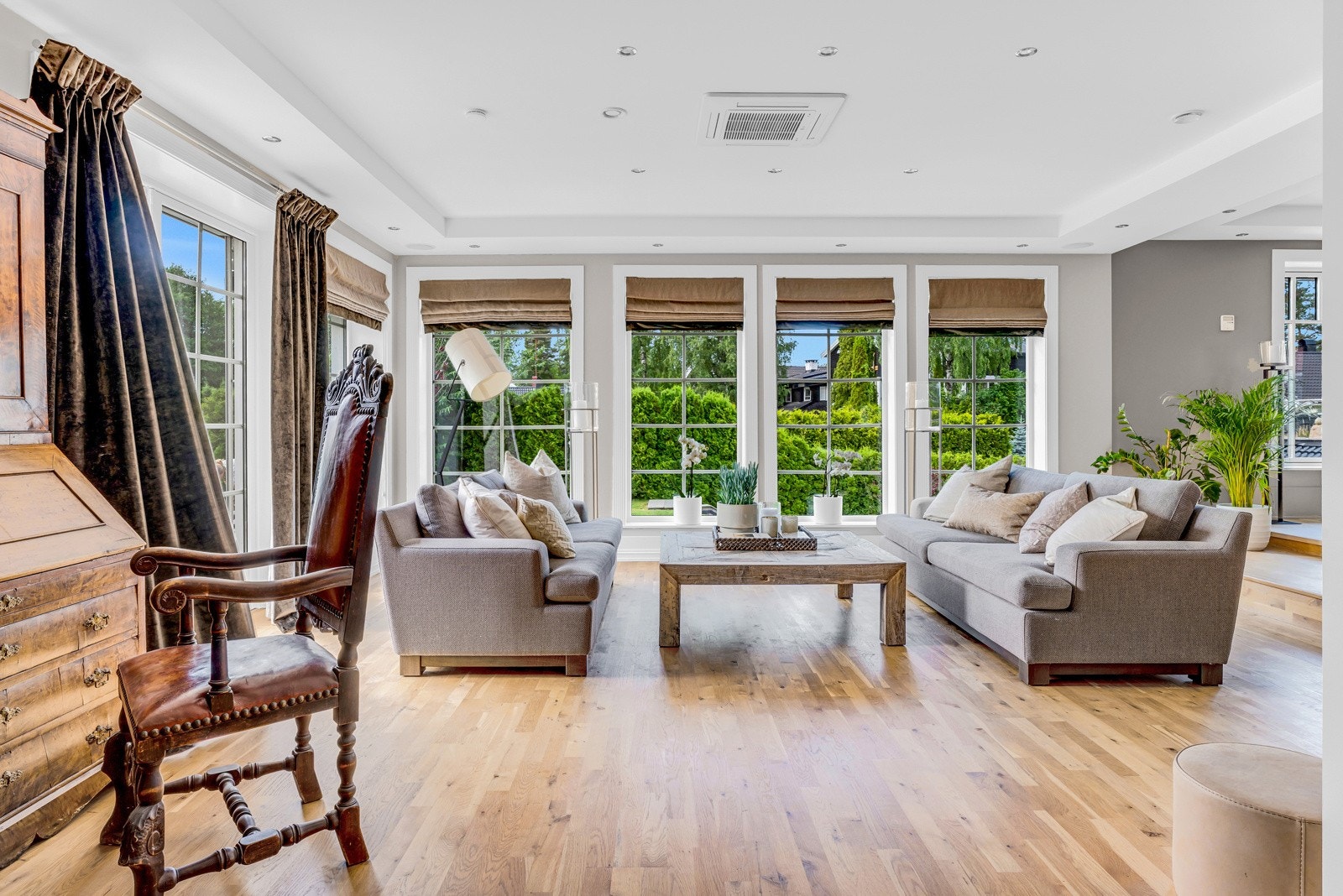 Den tredje delen av stuen ligger fint til i det ene hjørnet av etasjen Galleribilde