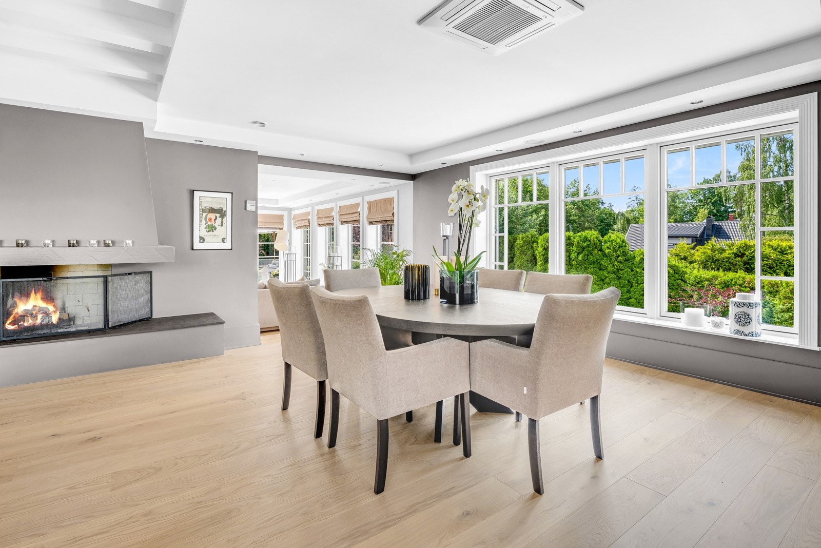 Peis, store vinduer og pent gulv er gjennomgående for store deler av stuene Galleribilde