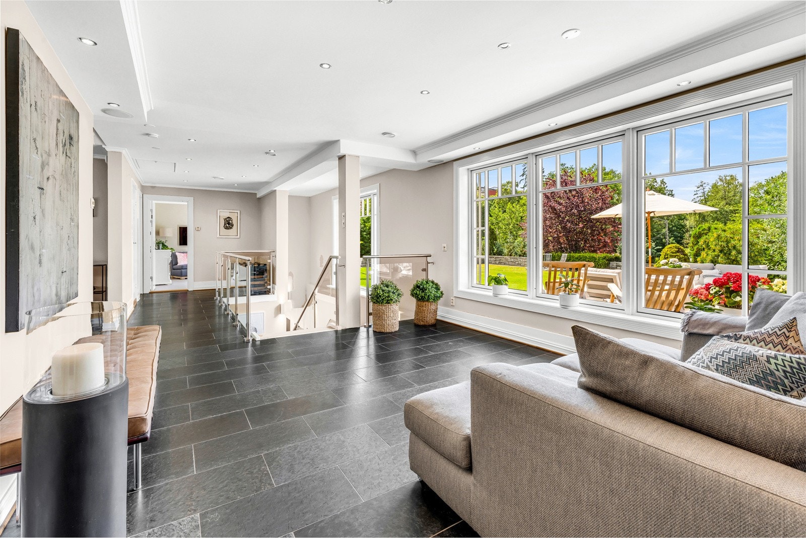 Stort allrom med gode bruksmuligheter. Trappen leder oss ned til underetasjen av boligen som har et rom for alle familiemedlemmers ønsker og behov Galleribilde