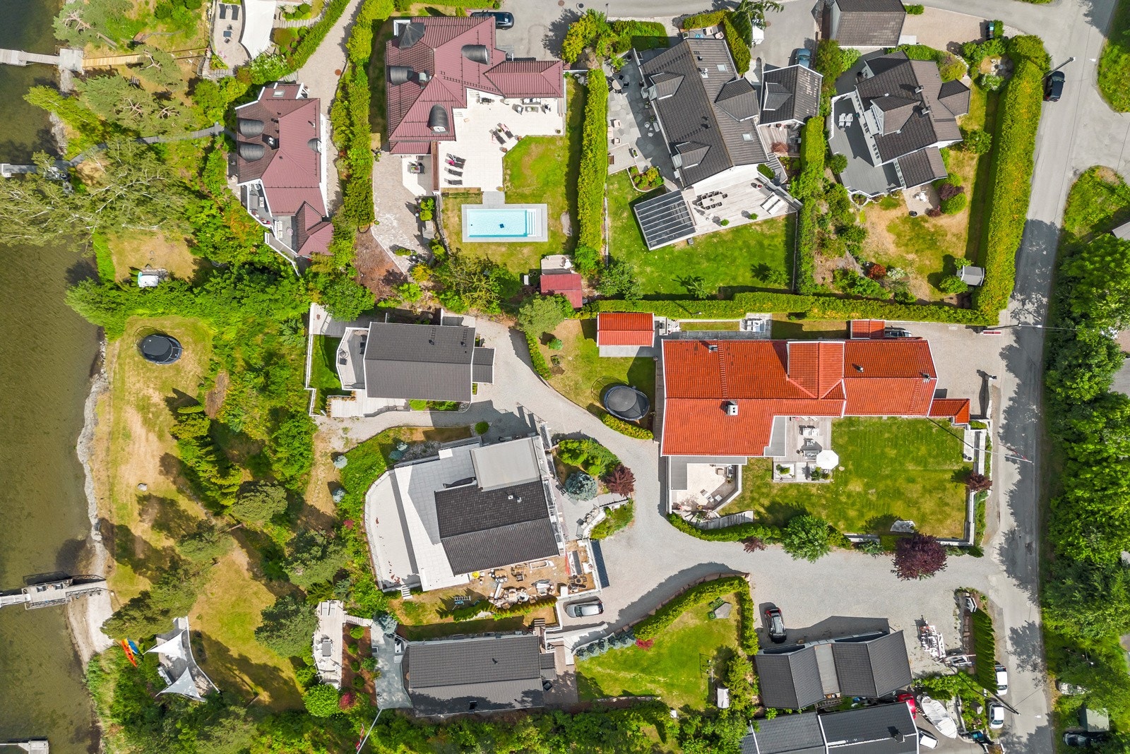 Oversiktsbilde - Huset ligger til høyre i bildet og strandparsellen til venstre Galleribilde